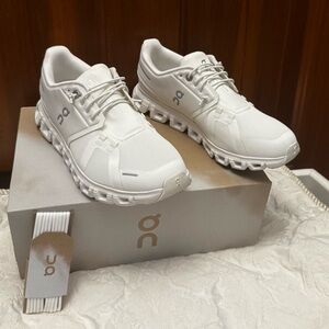 ON CLOUD 6 Women’s White White Sneakers - size 8 - worn 1x!